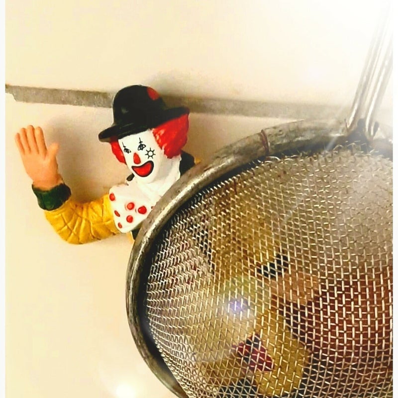 pipo clown popje miniatuur poppetje clowntje zeef keuken tegels verstopplaats verstoppen beegplaats @missnienox