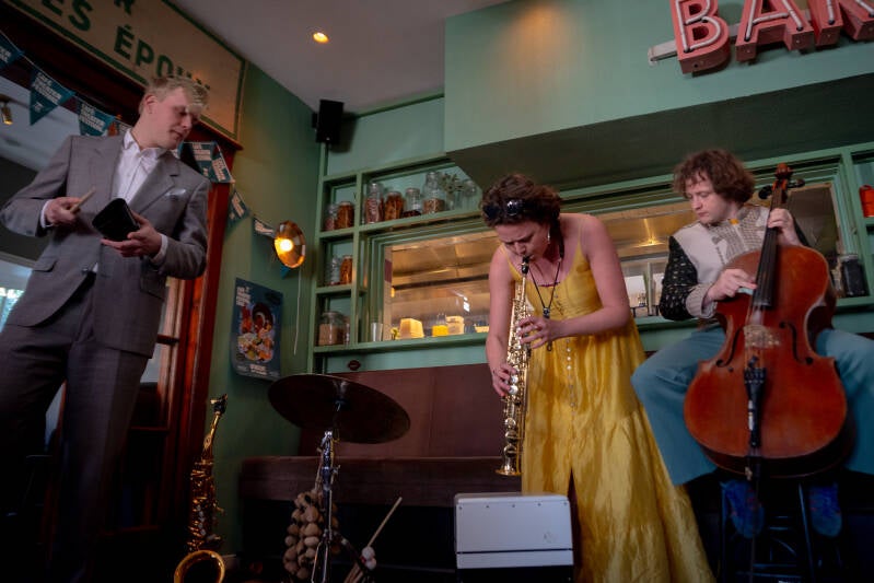 2-de-klankkaravaan_buurten-in-oost_cafe-theater-festival_li-shi-shu-4_54374267780_o-standard.jpg
