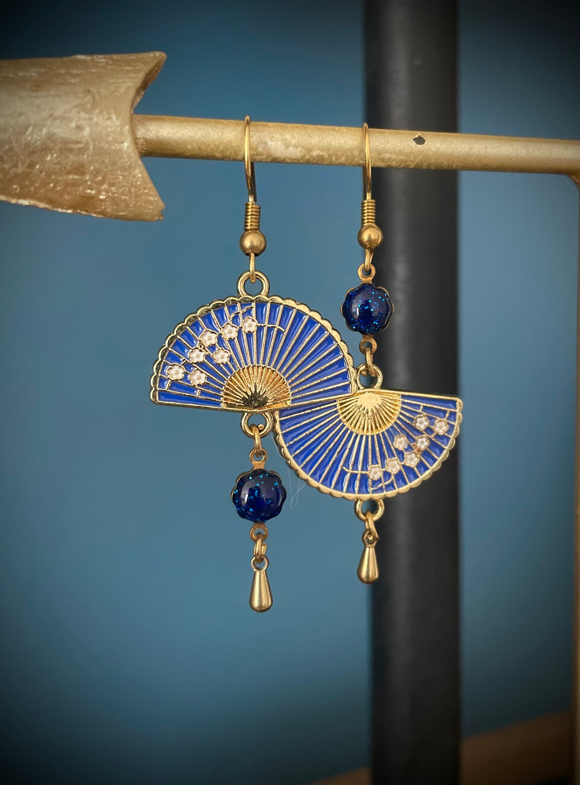 Boucles d’oreilles asymétriques bleues