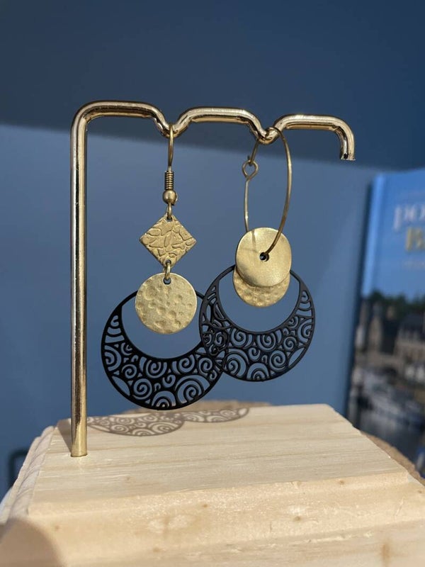 Boucles d'oreilles dépareillées