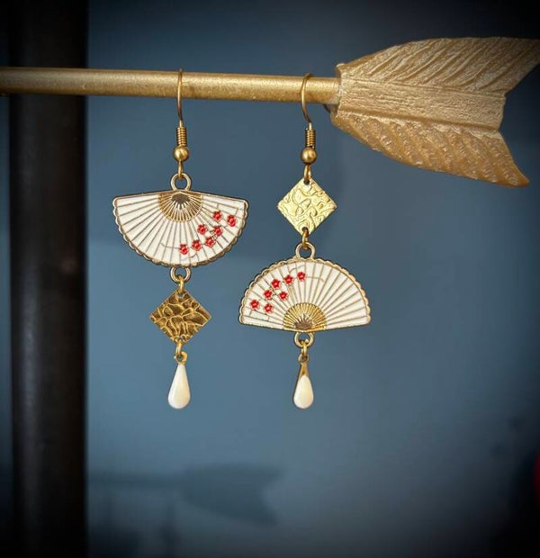 Boucles d’oreilles asymétriques