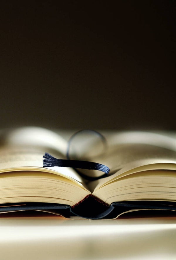 Offenes Buch mit Lesebändchen