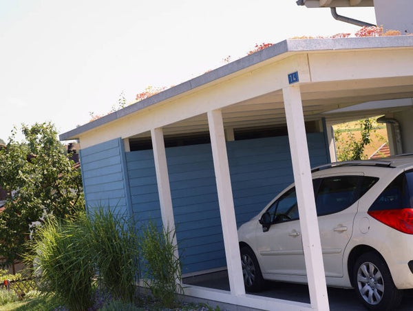 Moderner Carport bei Einfamilienhaus