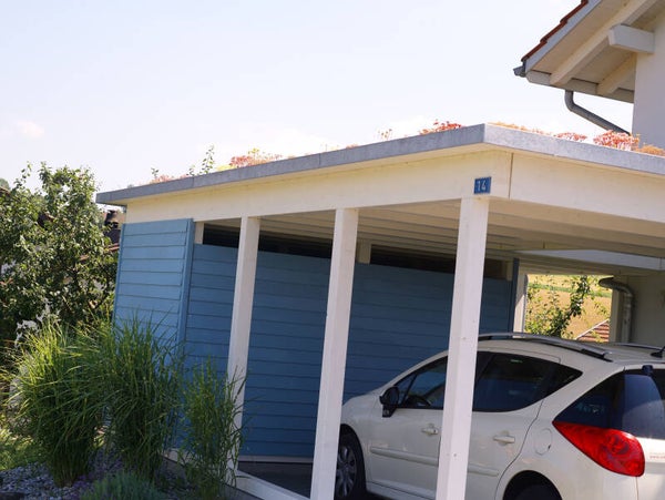 Moderner Carport bei Einfamilienhaus