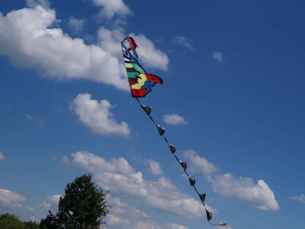 Bunter Drachen am Sommerhimmel