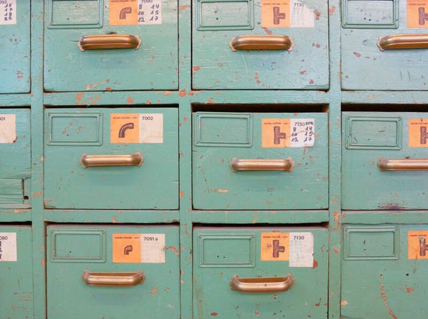 Historischer Schubladenschrank mit Kleinteilelager