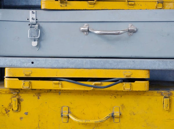 Werkzeugkoffer und Transportkisten im Industriebetrieb