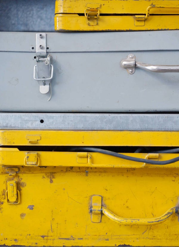 Werkzeugkoffer und Transportkisten im Industriebetrieb