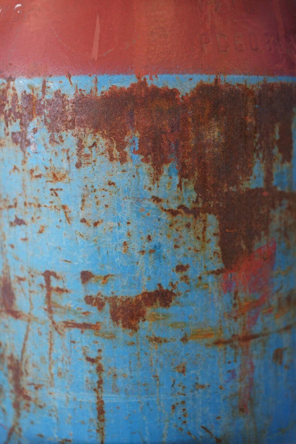 Rostige Metalloberfläche in Blau und Rot