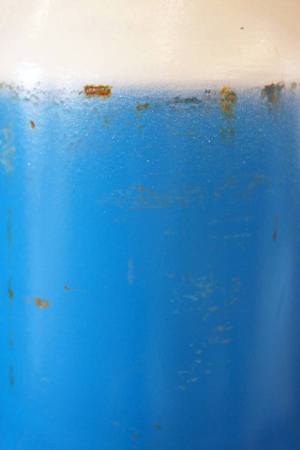 Blau-Weißer Farbverlauf mit Gebrauchsspuren