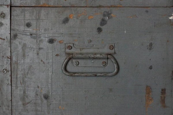 Metallgriff an alter Transportkiste