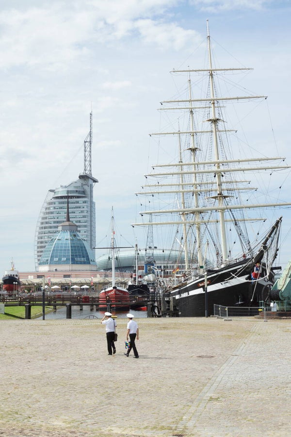 Historischer Hafen mit Segelschiff