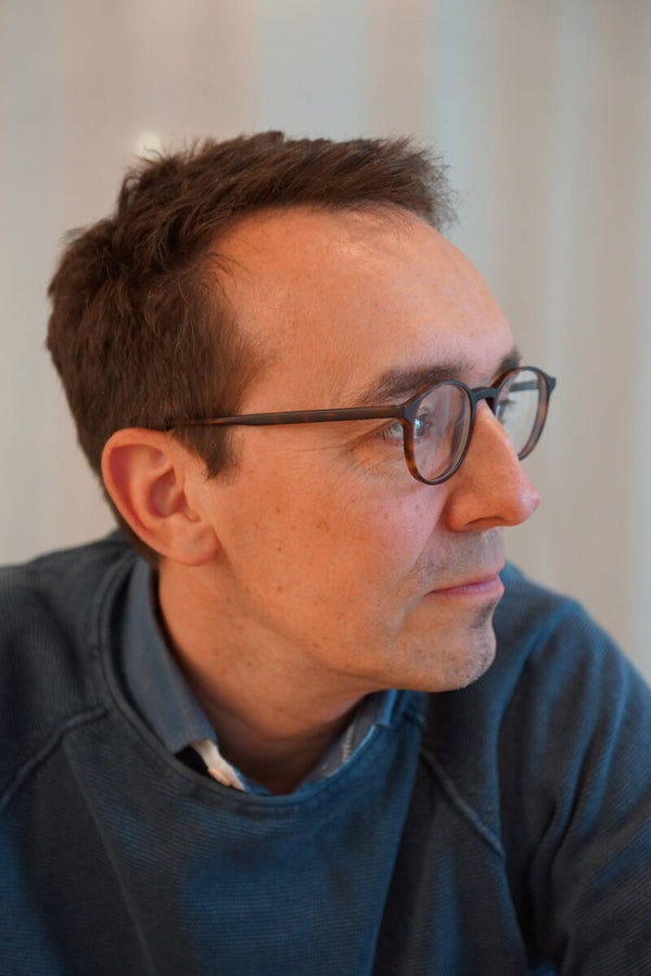 Konzentrierter Geschäftsmann mit Brille