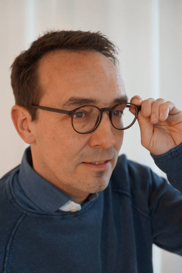 Konzentrierter Geschäftsmann mit Brille
