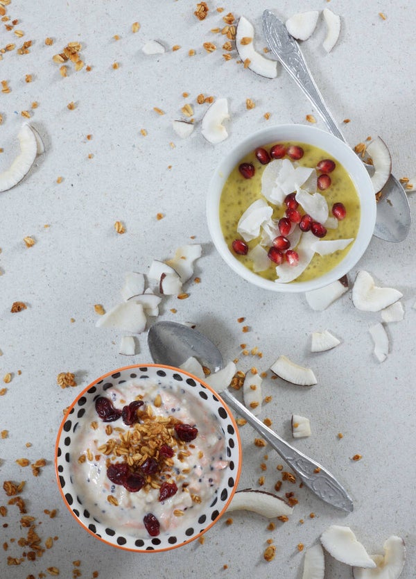 Frühstück mit Joghurt, Granola und exotischen Früchten