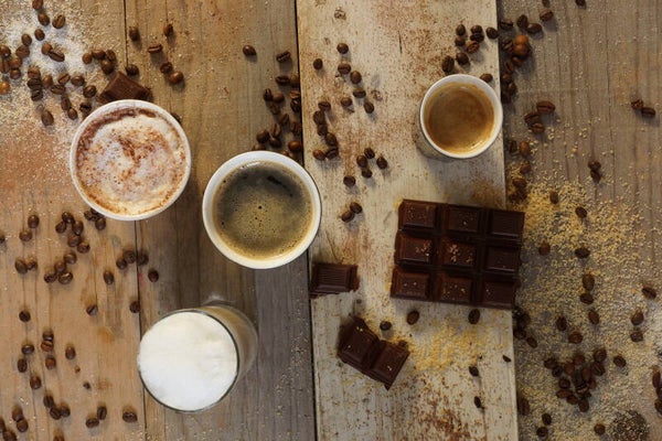Kaffeespezialitäten und Schokolade