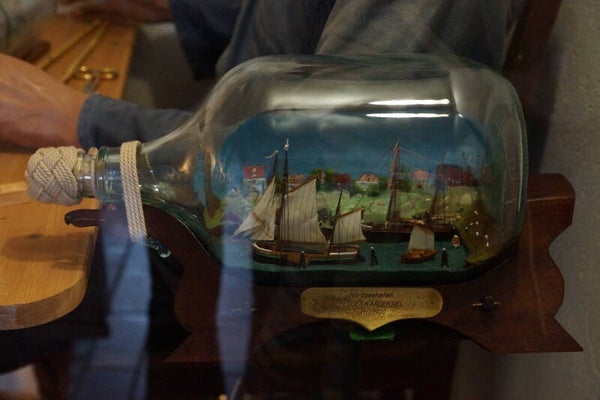 Schiffsmodell in einer Flasche