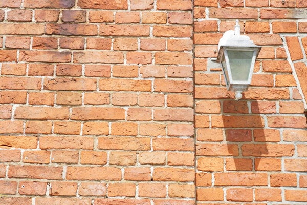 Historische Außenlampe an Backsteinfassade