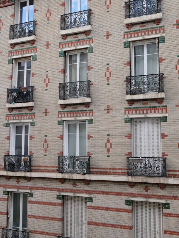 Pariser Hausfassade mit Balkonen