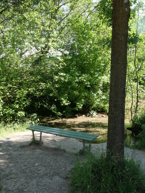 Ruheplatz am Bach in der Schweiz