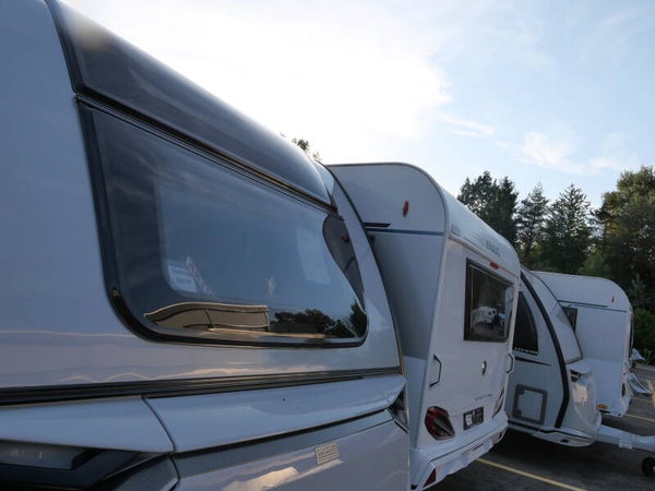 Wohnwagen auf dem Campingplatz in der Abendsonne