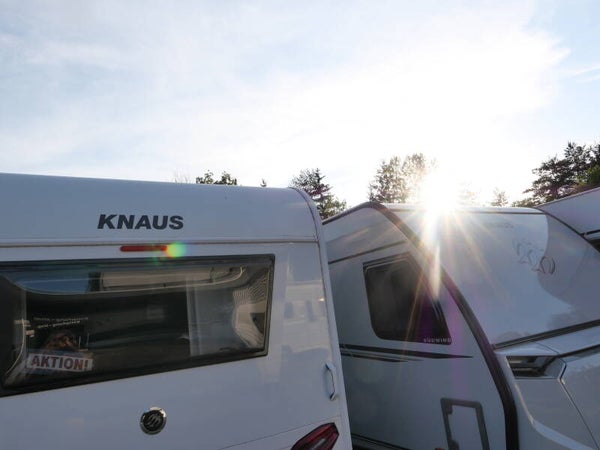 Wohnwagen beim Händler im Abendlicht