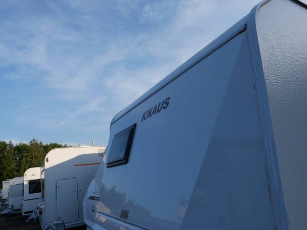 Wohnwagen auf dem Verkaufsplatz eines Caravan-Händlers