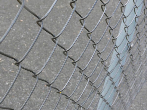 Maschendrahtzaun als Symbol für Abgrenzung und Sicherheit