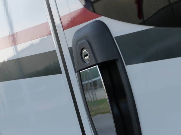 Wohnmobiltür mit Sicherheitsschloss in Nahaufnahme