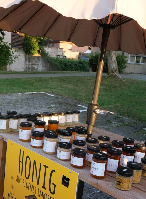 Honigverkaufsstand mit regionalen Imkereiprodukten