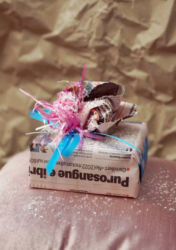 Geschenk aus Zeitung – buntes Upcycling