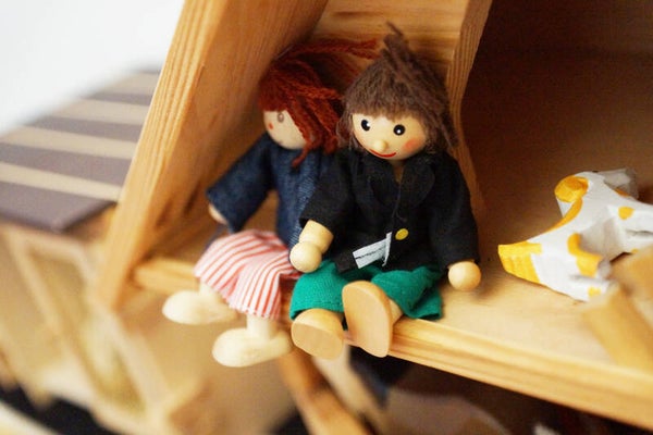 Puppenfamilie im Holzpuppenhaus