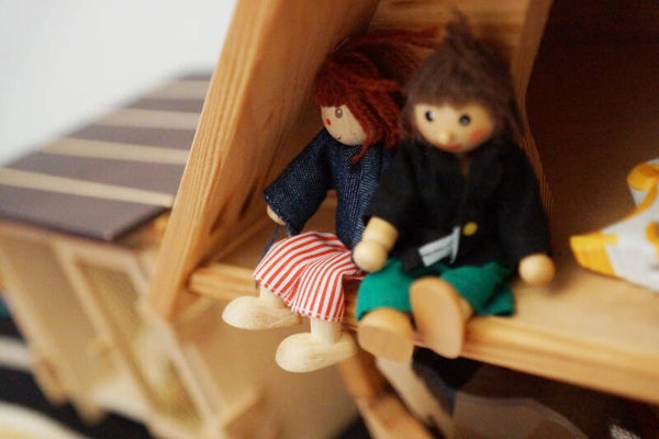 Puppenfamilie im Holzpuppenhaus