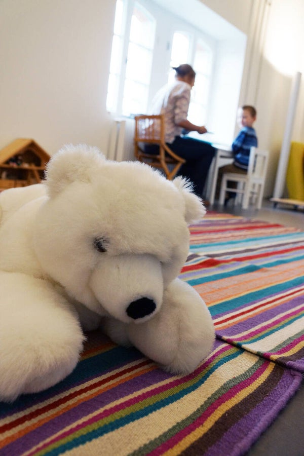 Teddybär im Kinderzimmer – Beratung im Hintergrund