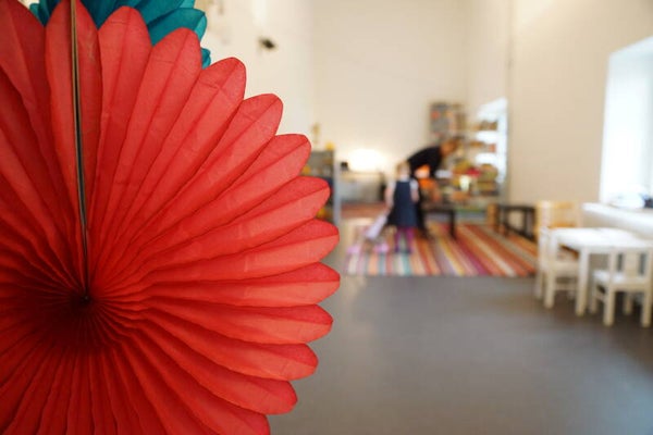 Kindertherapie in einer farbenfrohen Praxis