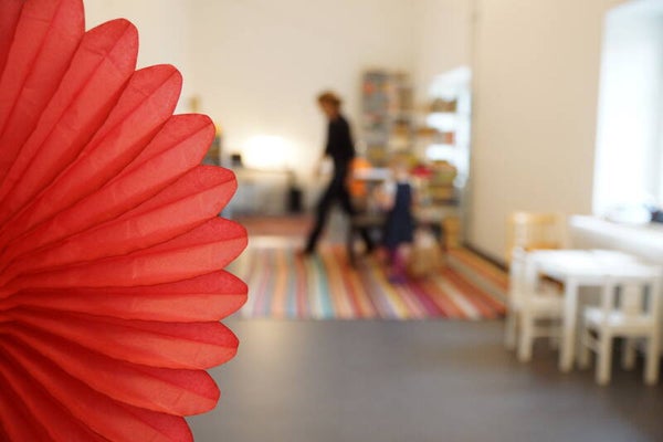 Kindertherapie in einer farbenfrohen Praxis