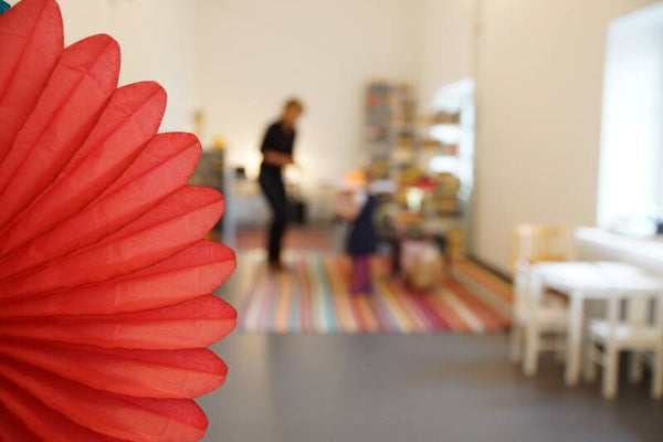 Kindertherapie in einer farbenfrohen Praxis