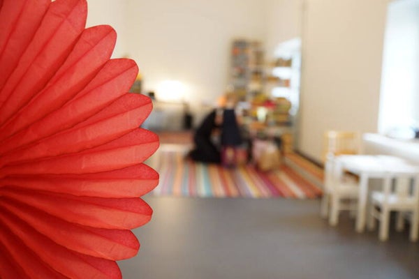 Kindertherapie in einer farbenfrohen Praxis