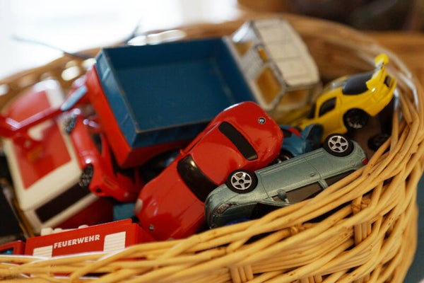 Bunte Spielzeugautos im Korb