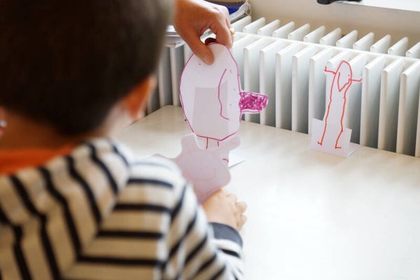 Rollenspiel mit Papierfiguren in der Logopädie