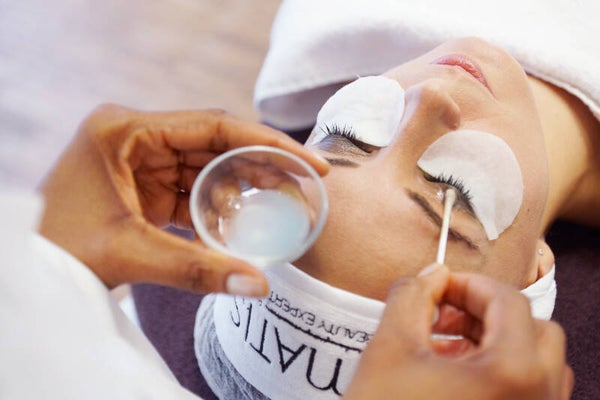 Professionelle Wimpernpflege im Kosmetikstudio