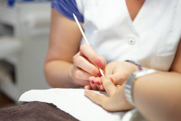 Professionelle Maniküre und Nagelpflege im Kosmetikstudio