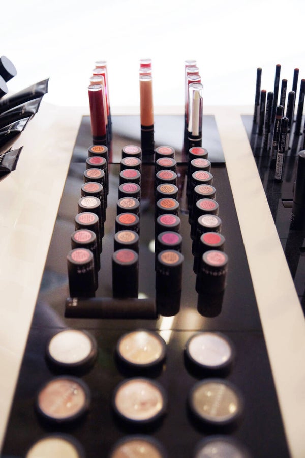 Make-up-Auswahl im professionellen Kosmetikstudio