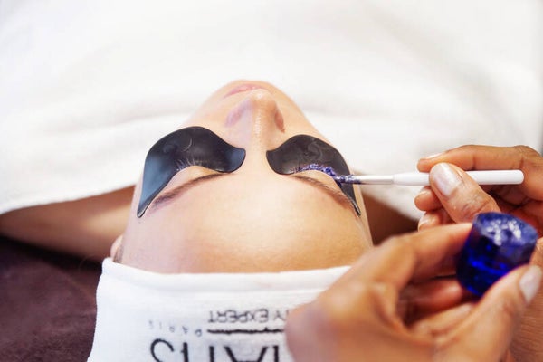 Wimpernbehandlung im Kosmetikstudio