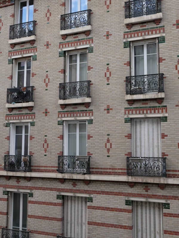 Pariser Fassade mit schmiedeeisernen Balkonen