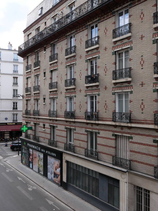 Pariser Wohnhaus mit Balkonen – urbane Architektur