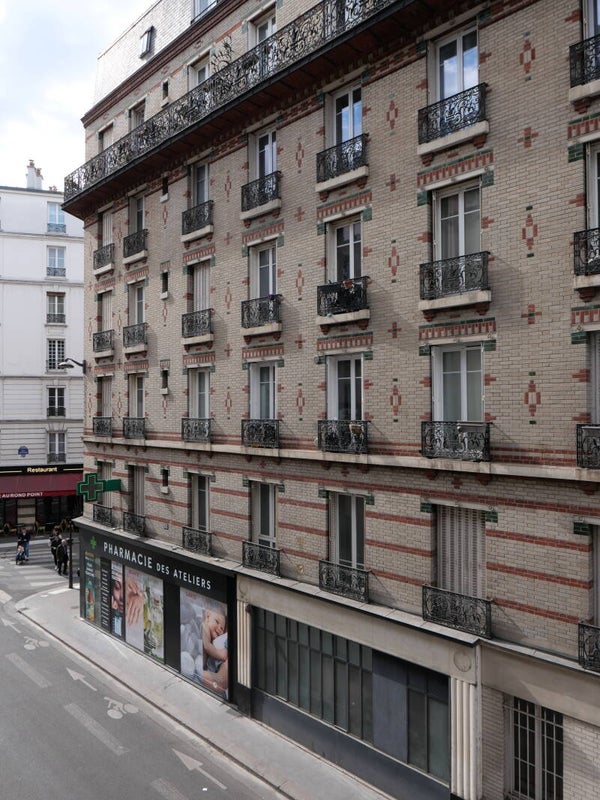 Pariser Wohnhaus mit Balkonen – urbane Architektur