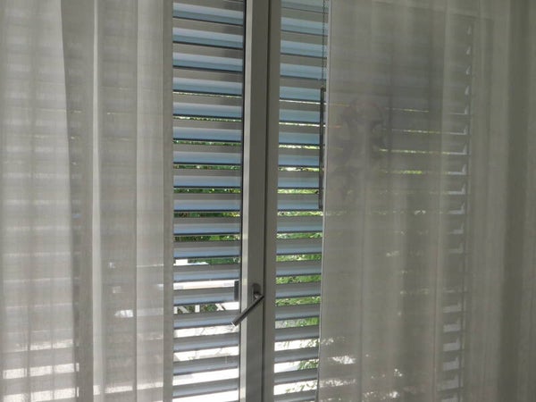 Fenster mit Sonnenschutz – Hitzeschutz und Einbruchprävention
