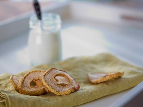 Getrocknete Apfelringe mit Naturjoghurt