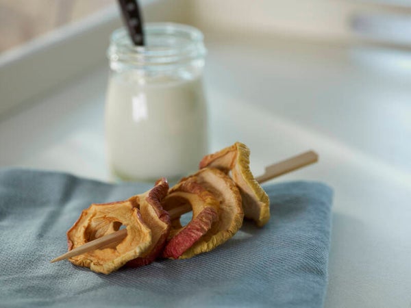 Getrocknete Apfelringe mit Joghurt